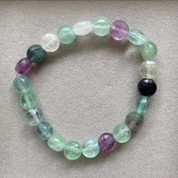NWOT green, clear, and purple flourite beaded elastic bracelet. - Picture 3 of 3